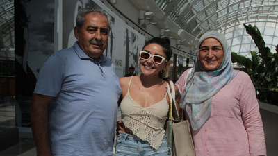 Melek Mosso ailesiyle düğün alışverişine çıktı