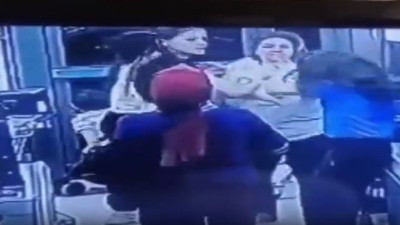 Markete giren kadın ortalığı karıştırdı. Kadın kasiyere yumruk attı