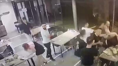 Çorbacı savaş alanına döndü. Kadına bile yumruk attılar