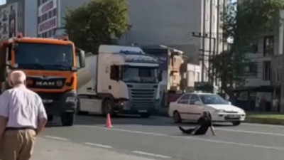 Bir vatandaş akan trafiğe aldırış etmeden yolun ortasına yattı. Geçim derdi vatandaşı delirtmiş olmalı