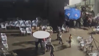 Halay sevdası yağmur dinlemedi: Masa ve sandalyelerle böyle halay çektiler