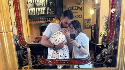 Taze anne Aslı Enver ailesiyle fotoğraf paylaştı. Kızlarını öpmelere doyamadılar