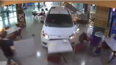 Fren yerine gaza basınca otobüs terminaline daldı