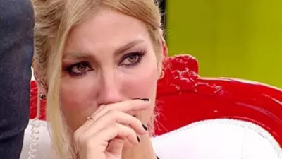 Çağla Şıkel aldığı acı haberle kahroldu