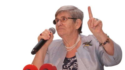 Deterjanların tehlike saçtığını açıklayan Canan Karatay çamaşırlarını nasıl yıkadığını anlattı