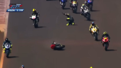 Motosiklet yarışında trajik anlar kameraya yansıdı