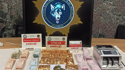 Torbacıların evinden yüklü miktarda para ve para sayma makinesi çıktı