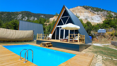 Bungalov tatili yapan çiftin 1 yaşındaki çocuğu havuza düştü