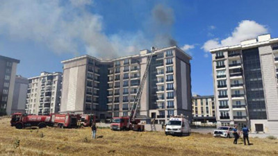 Silivri'de 9 katlı binanın çatısı alev alev yandı