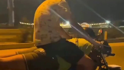 Motosikleti yüzüstü yatırdığı arkadaşının üstüne çıkıp sürdü