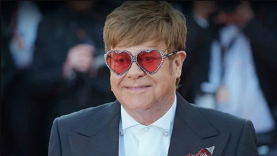 İngiliz şarkıcı Elton John hastaneye kaldırıldı