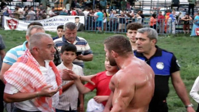 Başpehlivan İsmail Balaban hayranıyla tartıştı: Sen beni satın mı aldın kardeşim?