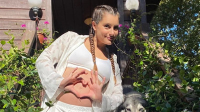 Şarkıcı Atiye karnı burnunda pozlarını paylaştı. Bebeğinin adı belli oldu