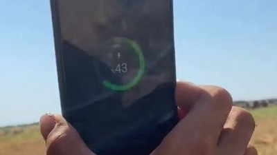 Siverekli çocuk güneş enerjisiyle cep telefonunu şarj etti. Dahiyane buluş