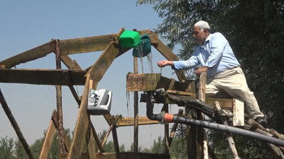 Atık malzemelerden yaptı tarlasını bedava suluyor. Mazot satın almayı unuttu
