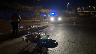 Kaldırıma çarpan motosikletin yabancı uyruklu sürücüsü öldü