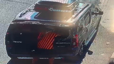 Kısırlaştırılmaya götürülen kedi, aracın camını kafasıyla kırıp kaçtı