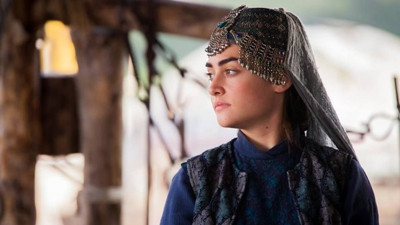 Diriliş Ertuğrul'un Halime Sultan'ı Esra Bilgiç hayranlarını mest etti. Dekoltesi gündem oldu