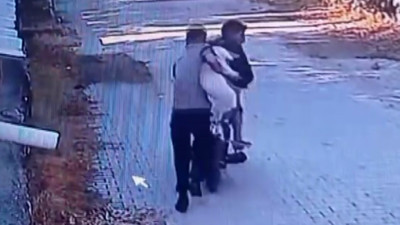 Köpeği çalan acemi hırsızlar motosiklet çalışmayınca panik yaptı