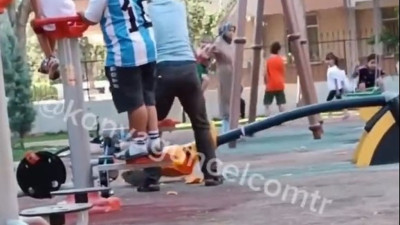 Baltalı çılgın adam oyun parkını parçaladı. Çocuklar korku dolu gözlerle izledi