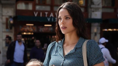 Bikinili poz verdi TRT'deki diziden kovuldu. Leyla Tanlar kadrodan çıkartıldı