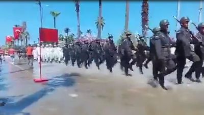 Tüm caddeyi su basmasına rağmen 30 Ağustos yürüyüşünü gerçekleştirdiler