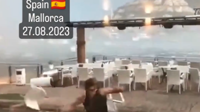 Turistler korkudan saklanacak delik aradı. Yolcu gemisinin palamarı koptu