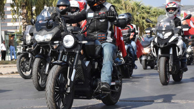 İzmir'de motosiklet ve klasik otomobillerle '30 Ağustos' korteji