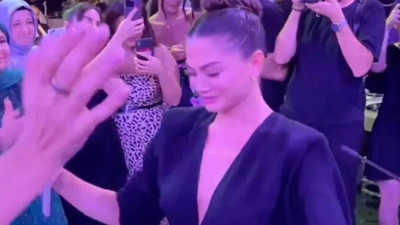 Demet Özdemir arkadaşının düğününde göbek attı
