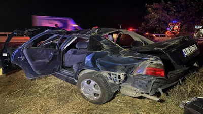 Arka koltuktan fırlayıp aracın altında kaldı: 4 yaralı