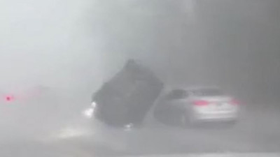 Kasırga otoyoldaki araca takla attırdı