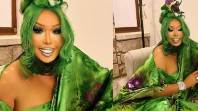 Yeşil Marslılar filminden çıkmış gibi elbise giyen Bülent Ersoy dile düştü. Dikkat bir cisim yaklaşıyor