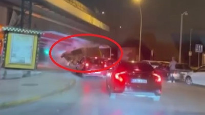 Kamyon buldozerle devrildi