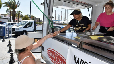 Yonca Evcimik anne ve babası için kendi elleriyle lokma dağıttı