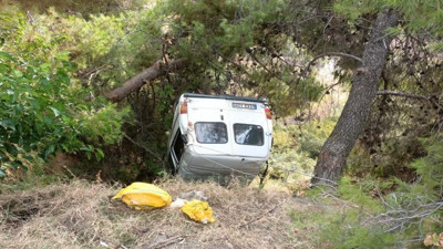 Kontrolden çıkan minibüs uçuruma düştü