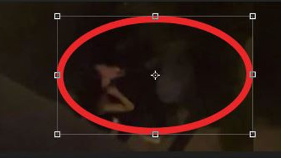 Sevgilisinin yanında kendini dövdü