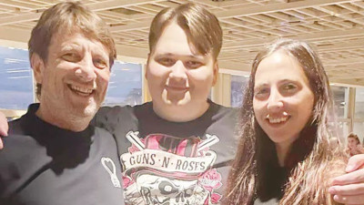 Kaya Çilingiroğlu çocuklarıyla fotoğrafını paylaştı. "İşte benim servetim"