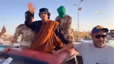 Libya sokaklarında Kaddafi konvoyu