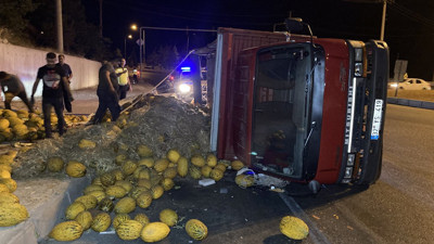 Virajı alamayan kavun yüklü kamyon devrildi