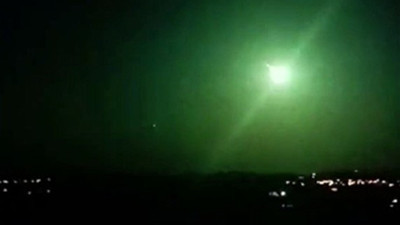 Önce yeşil bir ışık gökyüzünü kapladı. Ardından ortalık bir anda aydınlandı