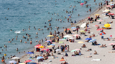 Sıcaktan bunalanlar Konyaaltı Sahili'ne akın etti