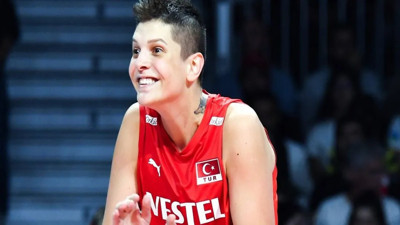 Milli maç afişinden Ebrar Karakurt'u silen AKP'li belediyeden geri vites