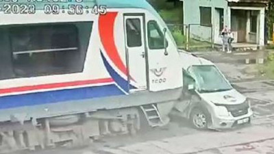 Kapalı bariyerden geçti aracıyla trenin altında kaldı