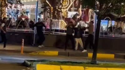 İki grubun cadde ortasındaki kavgasında sandalye ve yumruklar havada uçuştu