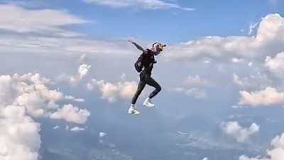 Paraşütçü havada yürüdü. 'Düz yolda yürüyemiyorum' diyenler hayrete düşecek