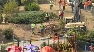 Site yöneticisinin üstüne kepçeyle toprak döküldü