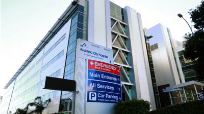 Ameliyat edilen kadının karnında tabak büyüklüğünde cerrahi alet unutuldu