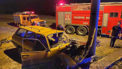 Taşköprü'de bir araç aydınlatma direğine çarptı. Hurdaya döndü
