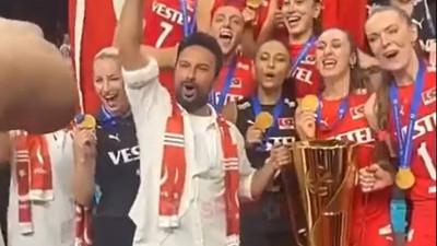 İşte TRT'nin sakladığı görüntüler. Şampiyon kızların bu görüntülerini kestiler