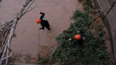 Neredesin Asel bebek. Samanlıkta iğne arar gibi onu arıyorlar